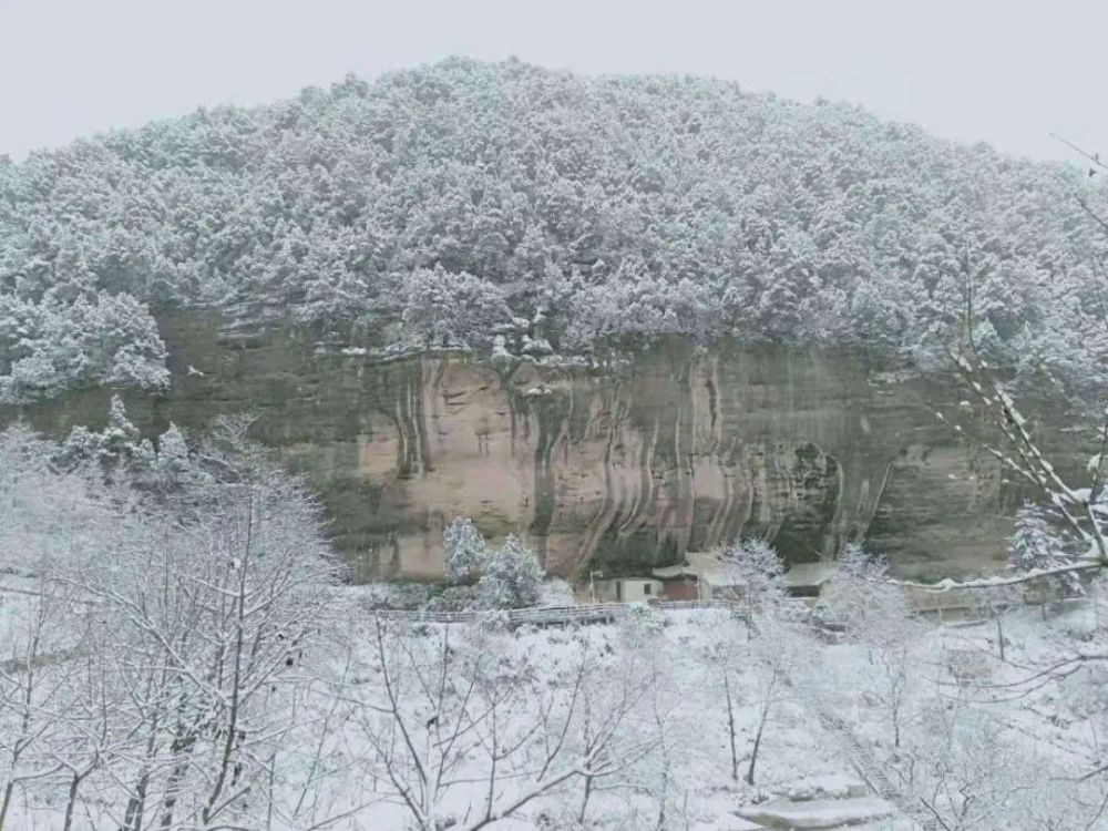 雪霁天晴朗,当麦积山邂逅今冬初雪