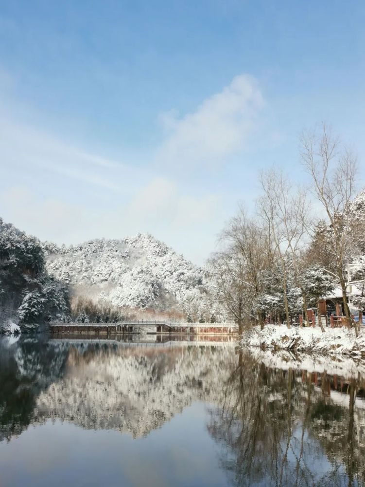 雪霁天晴朗,当麦积山邂逅今冬初雪