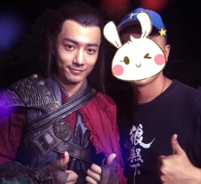 从肖战与王大陆,李沁,臧洪娜等演员以及导演,幕后工作人员的合影中