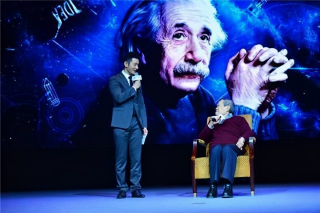 杨振宁曾和爱因斯坦交谈1.5小时,什么都没学到,他们到底聊的啥