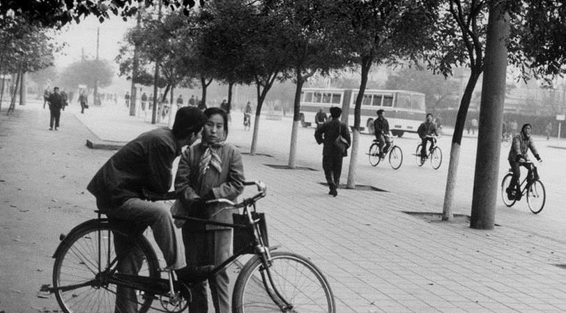 80年代中国老照片:图1蛤蟆镜风靡一时,最后一张女孩子最喜欢!