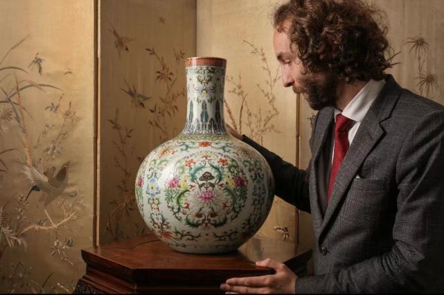 中国清代乾隆年制人物天球花瓶 古董品 年代物 中国清代乾隆年制人物天球花瓶 古董品 年代物