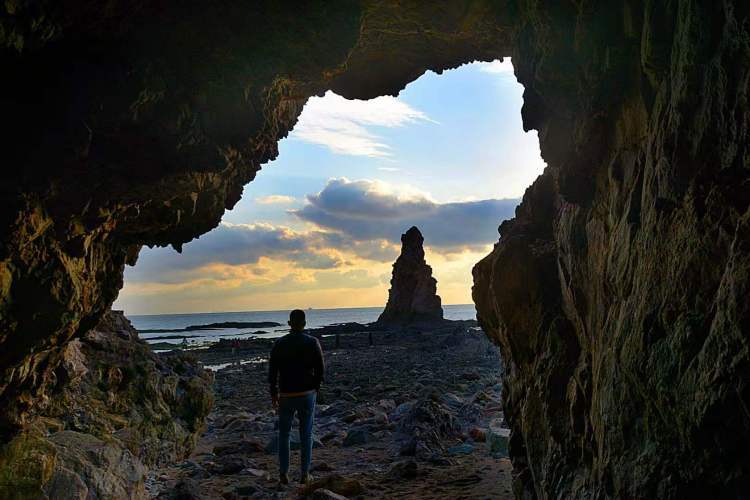 石老人是我国基岩海岸典型的海蚀柱景观,位于青岛石老人国家旅游度假