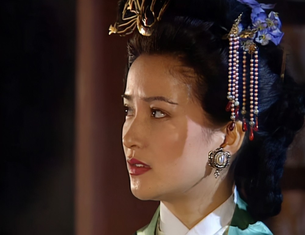 然而,在八九十年代,何晴可是唯一一个演遍了四大名著美人的女演员.