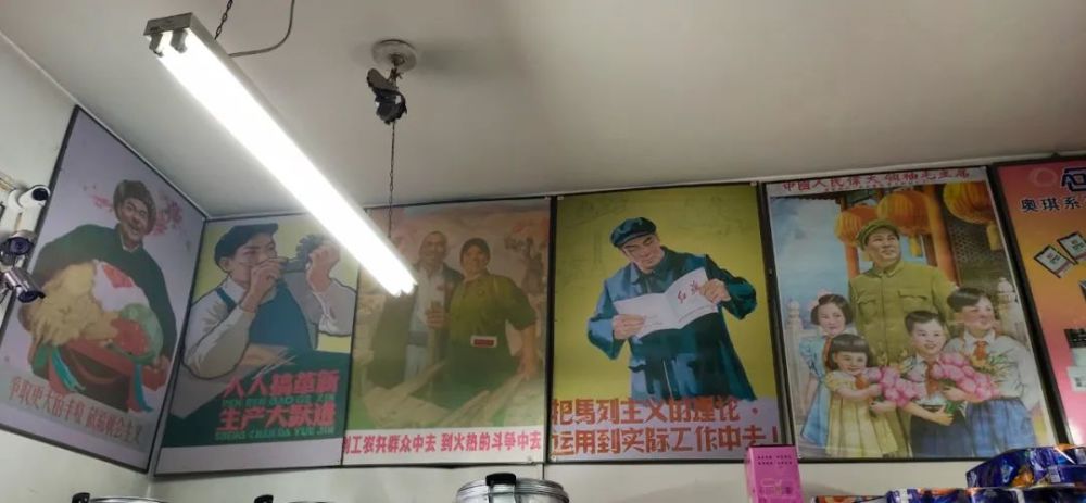 小北拍摄 老天桥的风情画,70年代的海报,满眼都是"保证供给"的标语.