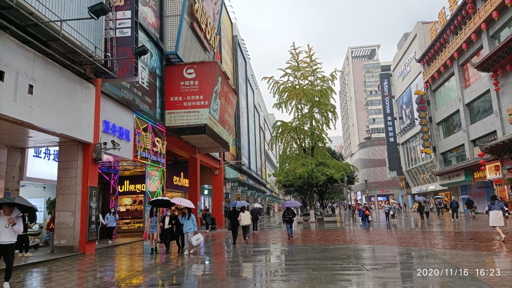 长沙黄兴路步行街,你记忆中的酒鬼在这转了多少年?广告费不低了