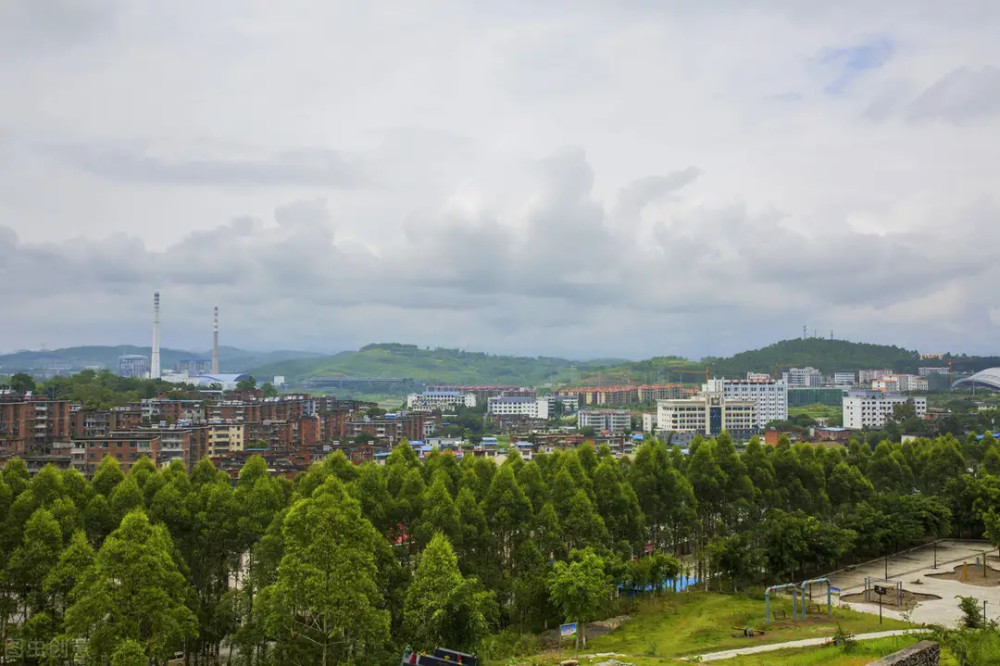 合山人口_广西合山凌贵科照片