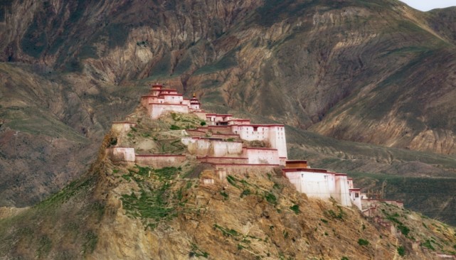 整座建筑有4层,木石结构,楼外楼,宫外宫,极为华丽,常被称为"小布达拉