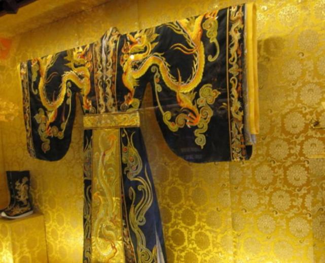 唐朝的龙袍,从唐朝才开始出现黄色的龙袍,但是那个时候平民老百姓也是