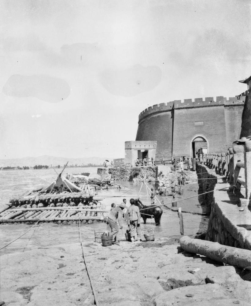 1920年兰州古城墙老照片,靠近黄河的古城墙与兰州黄河