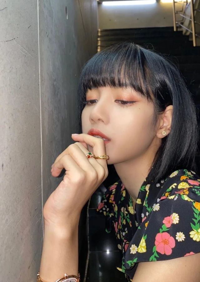 lisa超爱的厌世妆容!教你几步轻松get"人间芭比"性感厌世妆