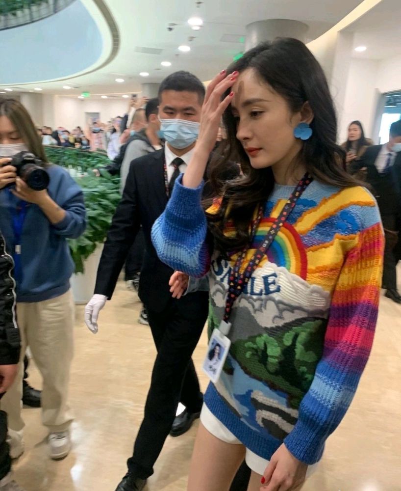 杨幂尬吹少女感?穿彩虹毛衣出席活动,生图下颜值很能打