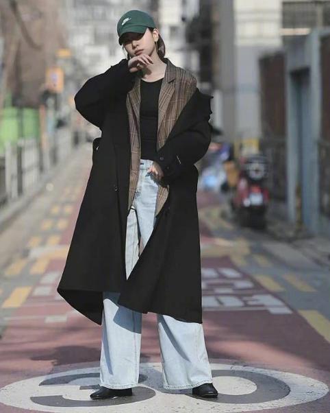 女人只穿风衣就出门_出门只穿风衣里面真空