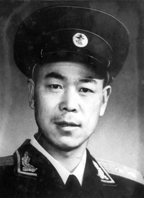 1955年,时任副团长的他被授予少校军衔.