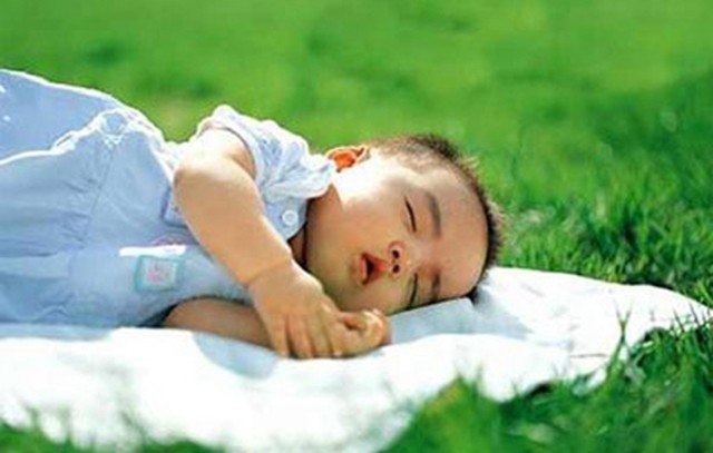 梦见搂着一个小男孩儿和一个小女孩儿睡觉，梦境背后的深层含义与解析