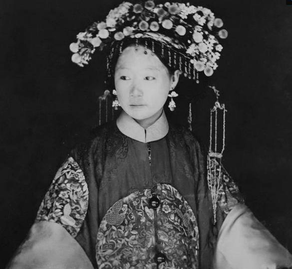 清朝老照片:第二张男子很心酸,最后一张的女子美到让人窒息!