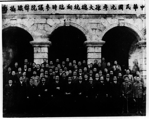 孙中山第二天就向临时参议院提出辞职.