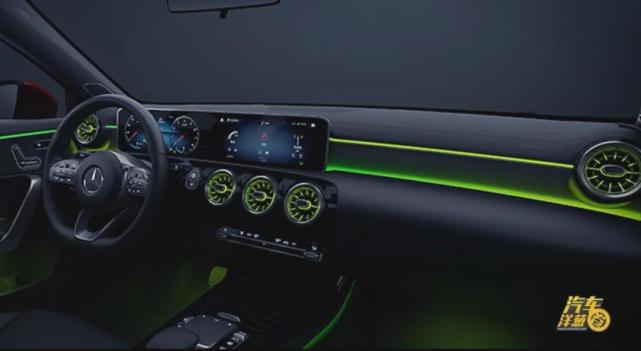 现在奔驰全系车型都采用了同样的设计语言,双联屏加上64色氛围灯,效果