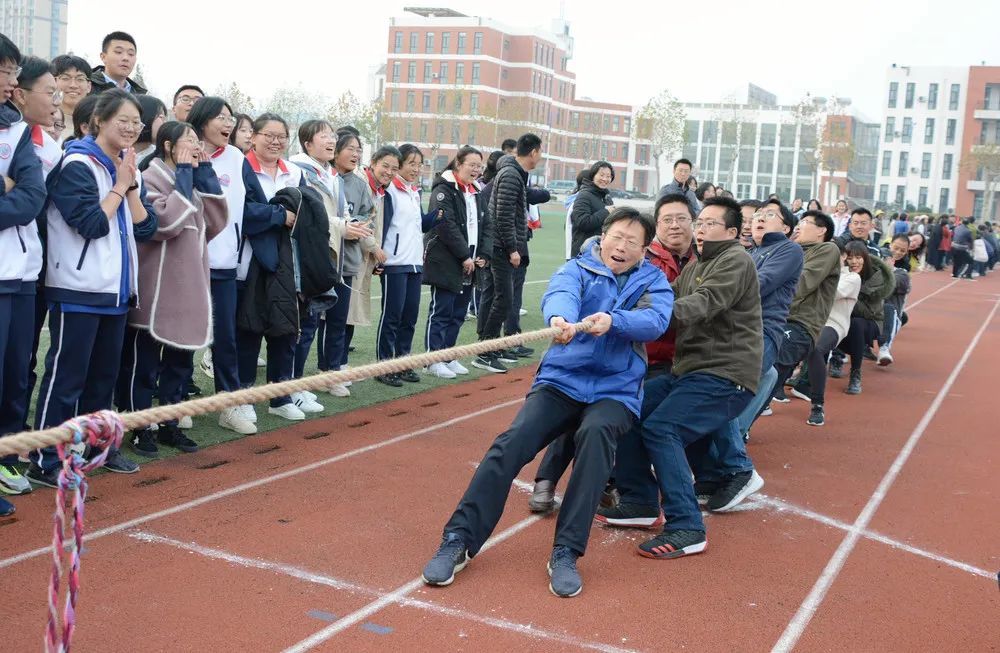 胶南一中快讯胶南一中举行凝心聚力展风采教职工拔河比赛