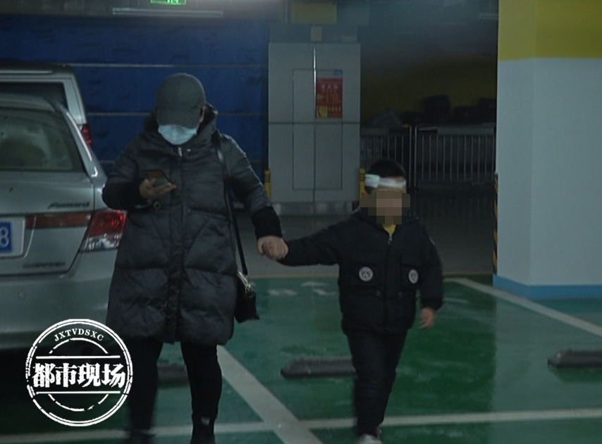 4岁男孩突然摔破了头,家长质疑:"华润万家"地板防滑有