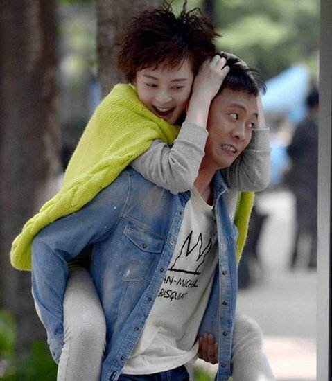 张译只要跟她演感情戏她丈夫就抱孩子过来有时会觉得尴尬