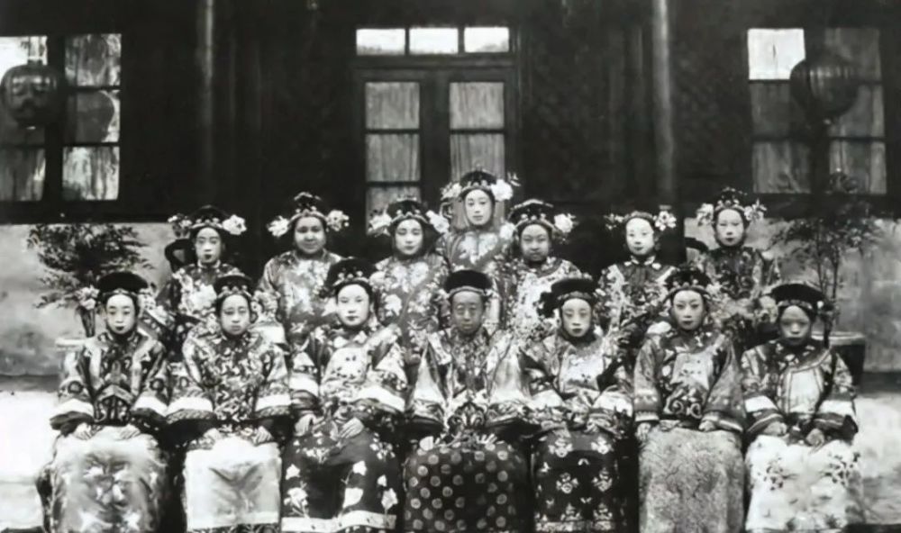 清朝最后一位公主:12岁结婚17岁守寡,连慈禧太后都怕她