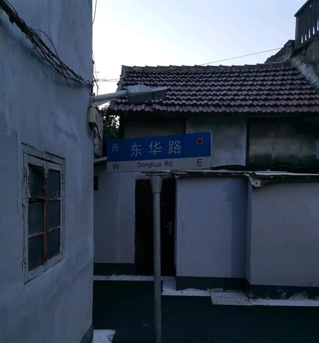 道路两旁,两边的房子已经住到上海里,寂静可怕