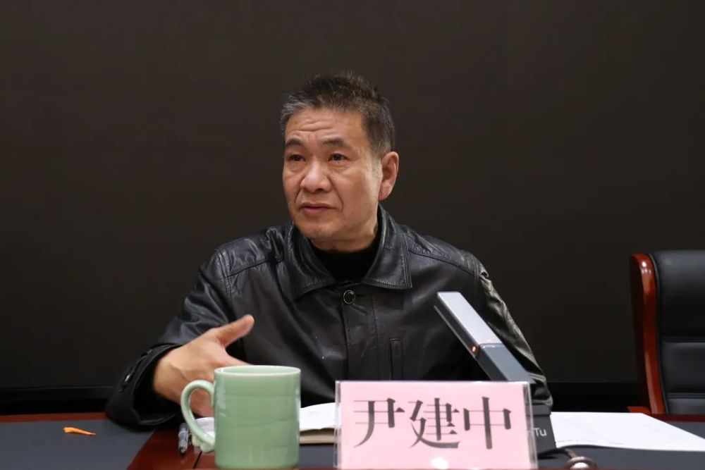尹建中在会上指出,城市更新是为了让老百姓生活更加美好.