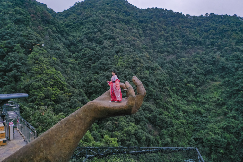 广东周边超震撼打卡地,佛手,天梯,玻霸,古龙峡这么玩太刺激了