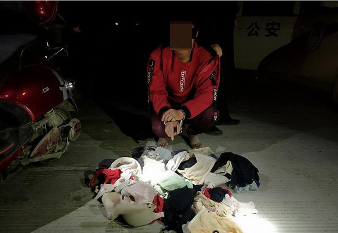 小偷专偷女士内衣视频_一小偷专偷女士内衣(3)