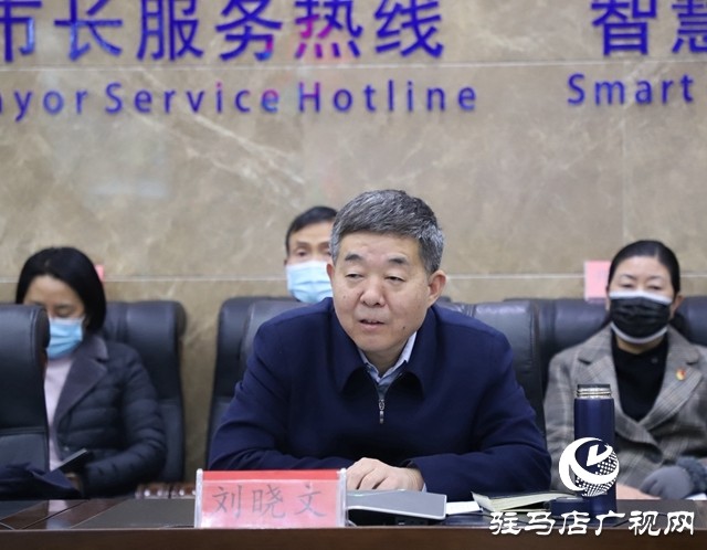 刘晓文走进热线大厅,大厅内电话此起彼伏响个不停,工作人员忙着转接