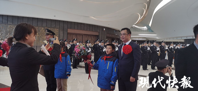 这一刻红毯铺就迎接凯旋的抗疫英雄