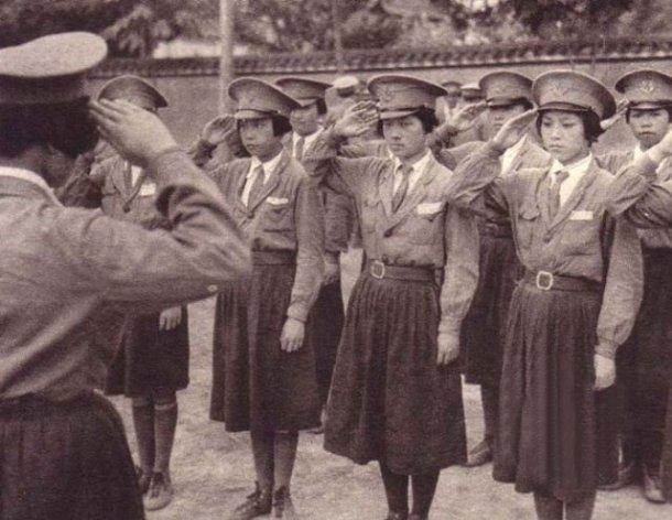 抗战伪军老照片:照片上这些穿着军装的短发女性是汪伪政府的女兵,因此