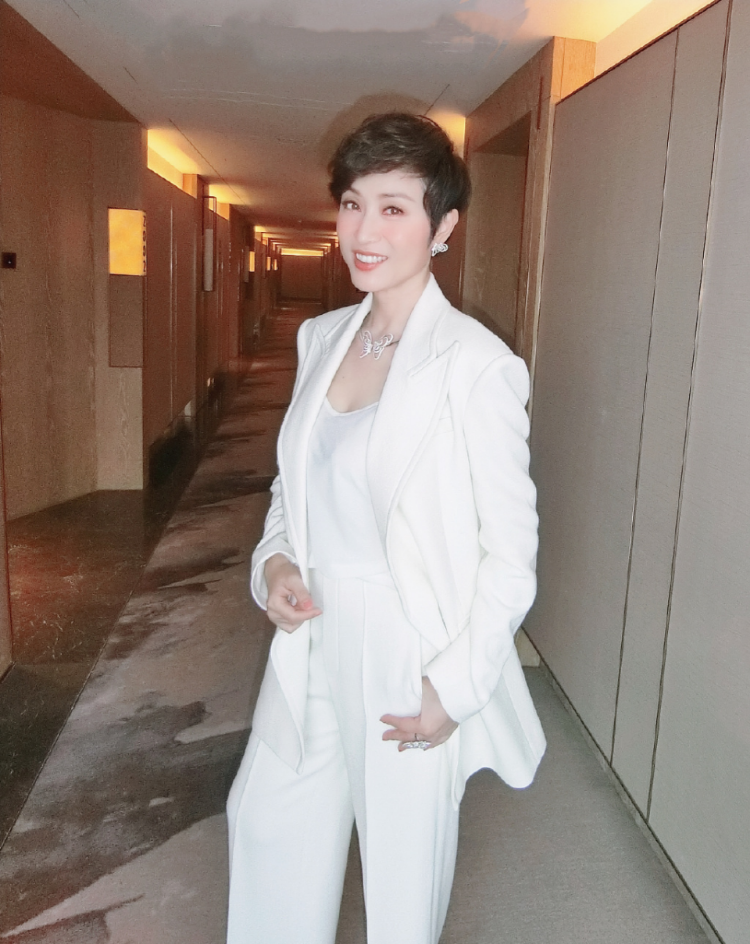 54岁陈法蓉好显嫩,一头短发帅气十足,穿西装在女明星里真显眼