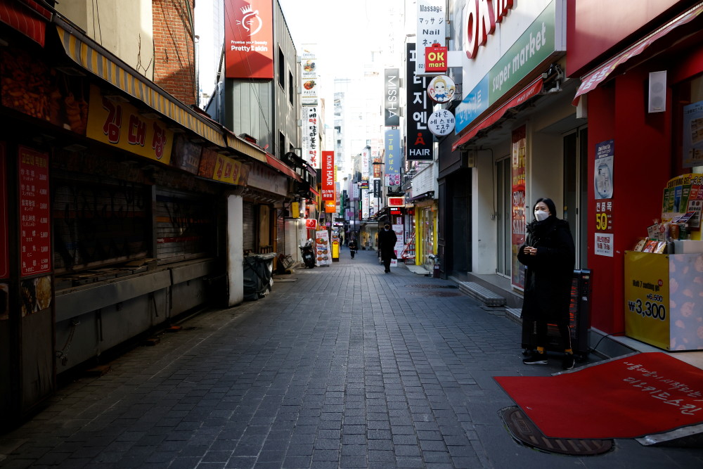 韩国疫情全面失控,首尔闹区街头冷清,多数店家关门,待租.