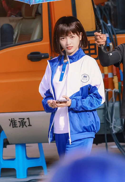 吴宣仪新剧路透好清纯,短发 校服 小虎牙,太可爱了