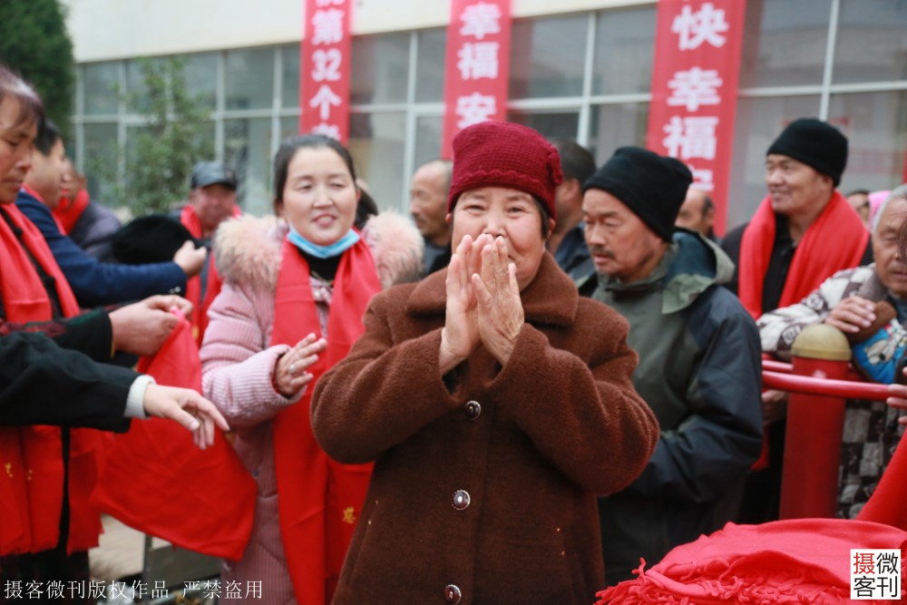 一位大妈感动地双手合十,不停地表示感谢.