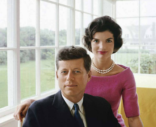 美国前总统肯尼迪夫妇旧照:杰奎琳高贵优雅,被称为最美第一夫人