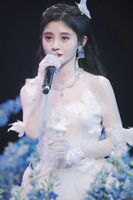 鞠婧祎到底有多白当她身穿婚纱我却分不清哪是她的皮肤