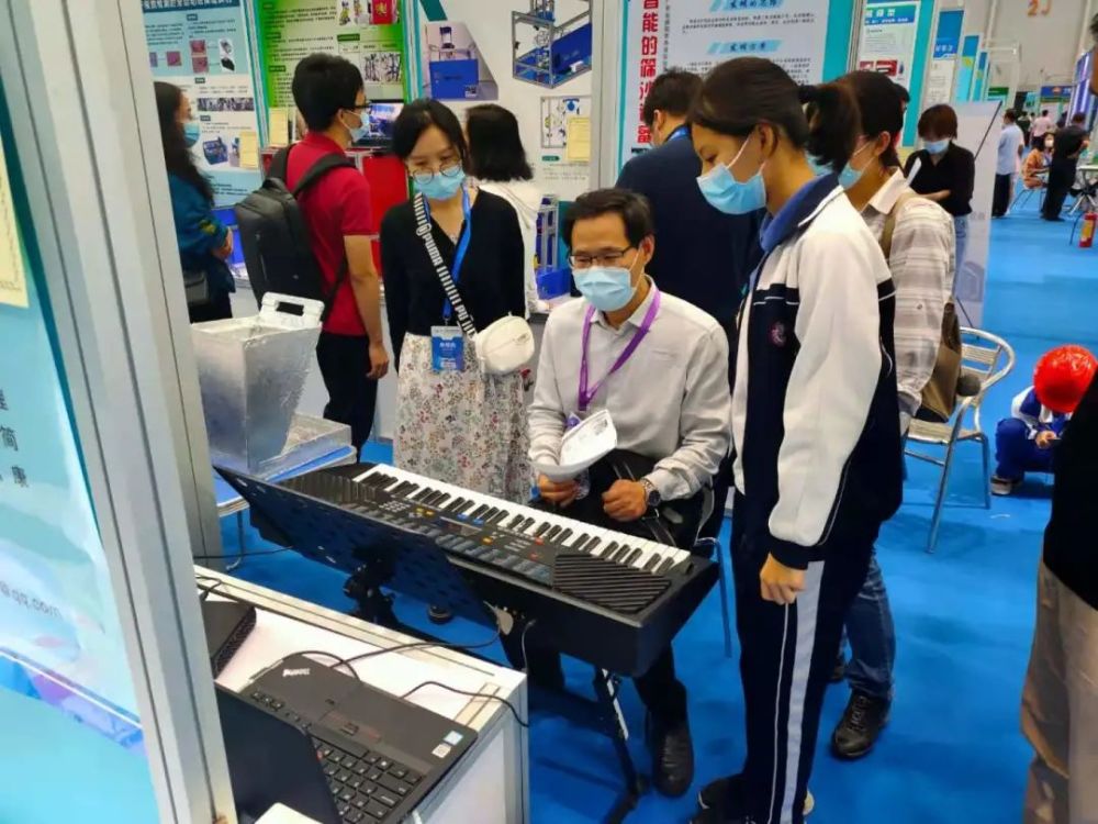 深圳参赛中小学组唯一金奖 初二(2)班陈上哲同学的"基于瞳孔识别技术