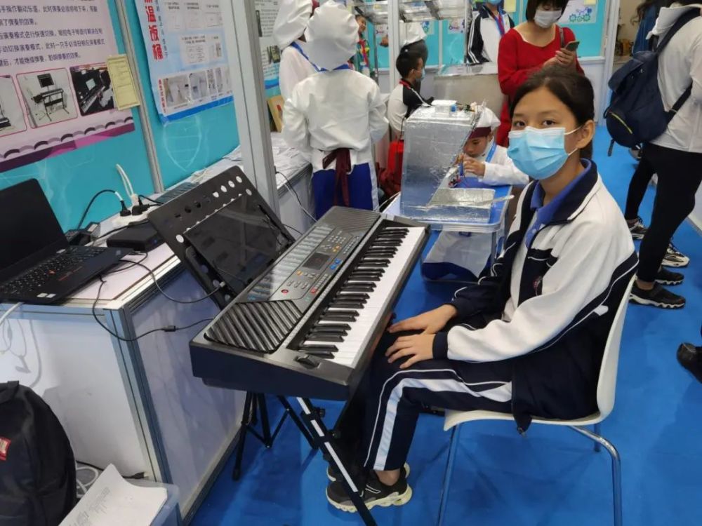 深圳参赛中小学组唯一金奖 初二(2)班陈上哲同学的"基于瞳孔识别技术
