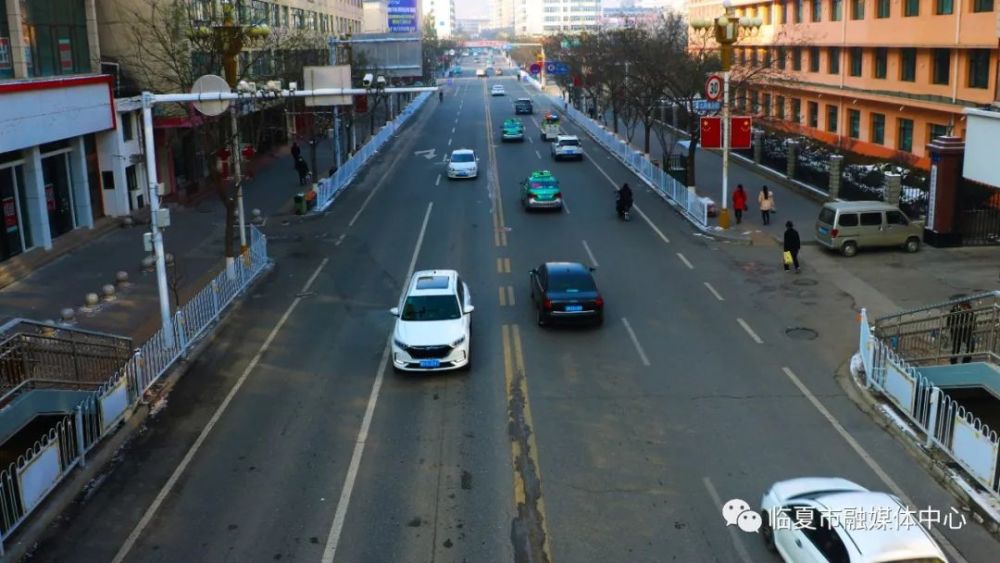 临夏市红园路安装人行道防护栏,为群众出行保驾护航_腾讯新闻