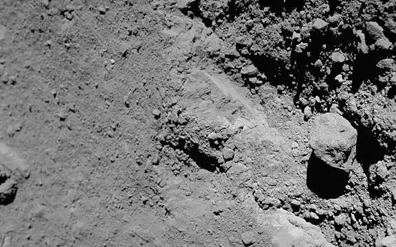 从 月球上的土壤中,也就是 regolith(风化层).