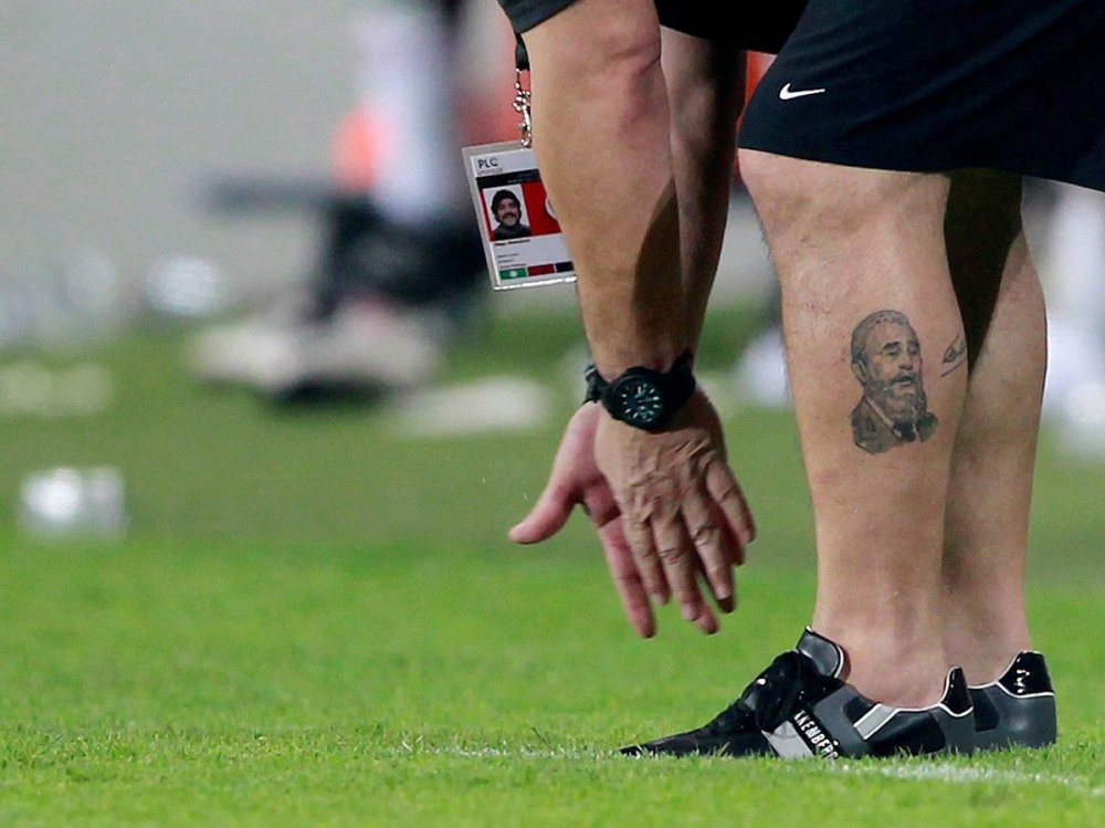 穆罕默德-本-扎耶德体育场执教的马拉多纳,腿上有卡斯特罗的纹身
