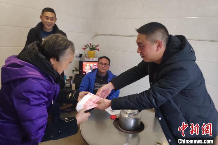 湖北省宜昌市夷陵区樟村坪镇董家河村淹水淌高山上的村民孙年友这样