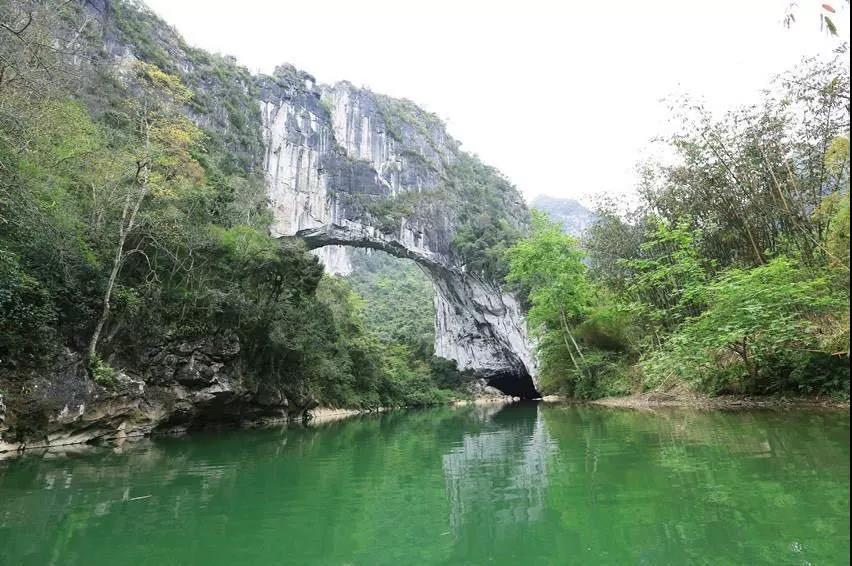 广西河池凤山的奇景三门海