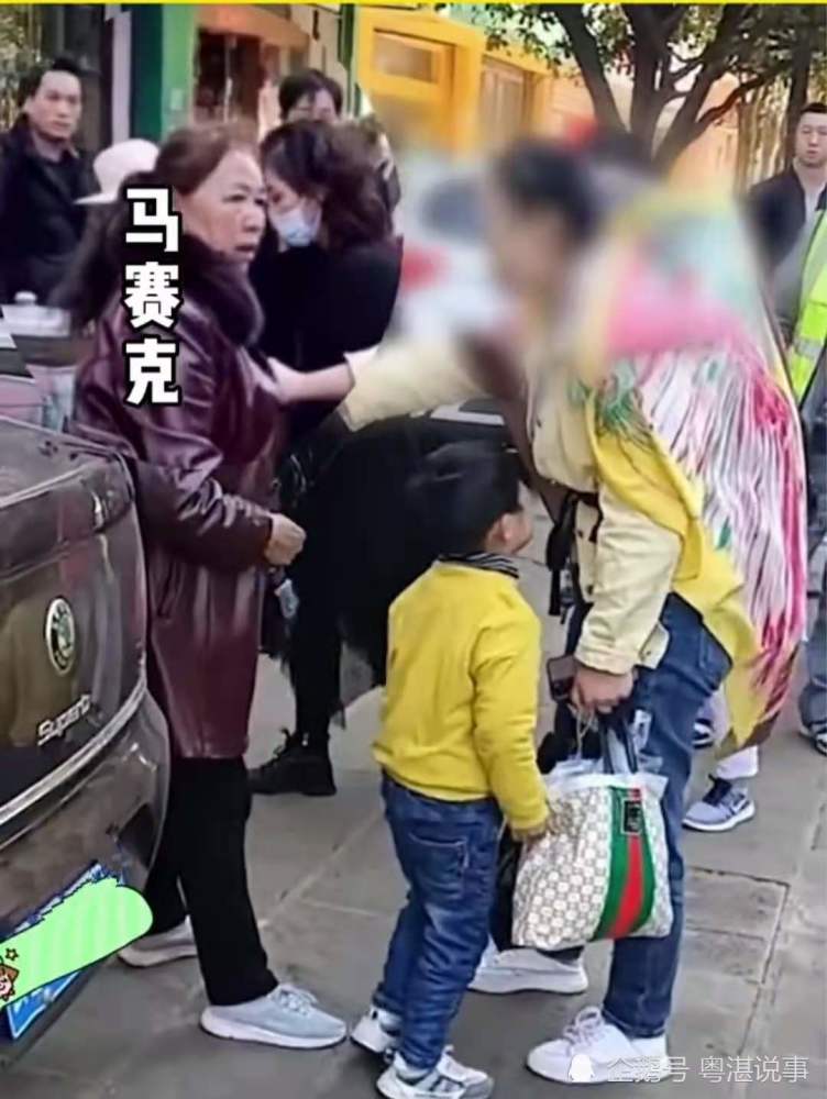 云南一妈妈带着两小孩追医托:她骗了她的钱,连鞋都跑掉了