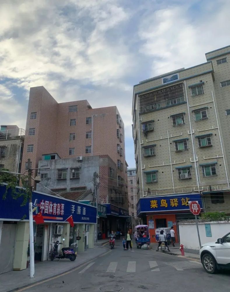 圳美社区位于深圳市光明区新湖办事处北片区,东北接壤东莞市黄江镇