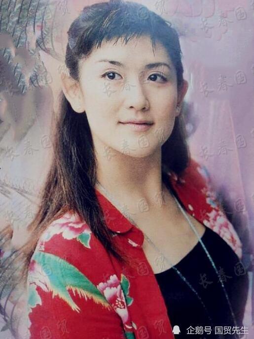 主持人谢娜20年前旧照曝光,身穿东北大花布衬衫模样俊俏