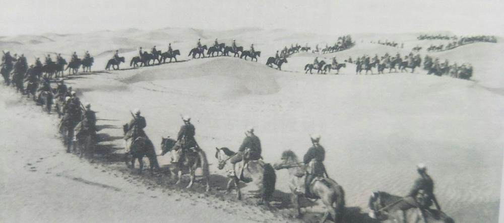 八路军留守兵团骑兵团在沙漠中行军